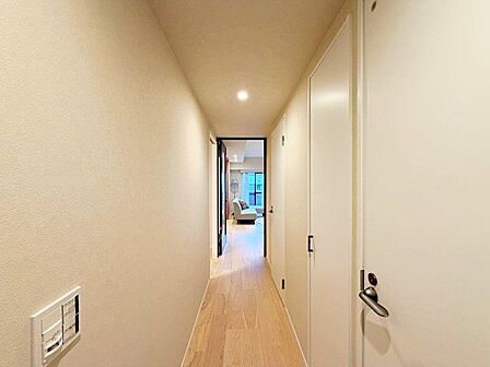 玄関ドアを開けると、リノベーションされ生まれ変わった室内がお出迎え。