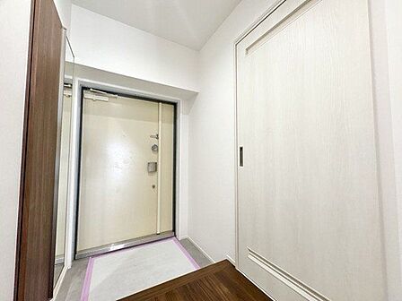 玄関はお家の顔としてすっきりとした素敵な空間に。印象のよい玄関は爽やかな住まいへの入り口です。