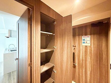 明るい日が差し込む室内へ。「ただいま」と「おかえり」が交わされる幸せな空間が待っています。