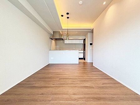 帰りたくなる空間を意識。やわらかな陽光を纏った広々としたリビングでくつろぎのひと時。