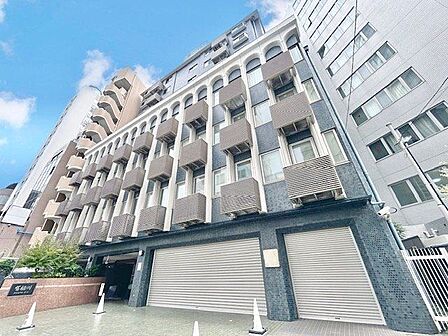 時の流れと共に魅力が深まった外観は、やすらぎ感と上質感を演出します。（空の加工を生成AIで行っています）
