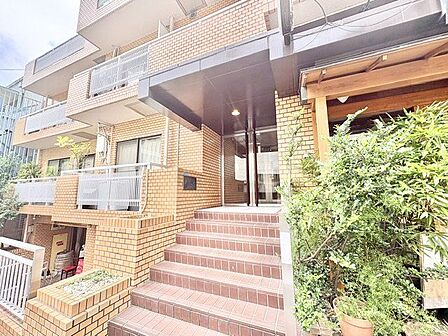街並みに自然と馴染む色を基調とした外観は、温かみのある色合いが全体を包み、やさしい雰囲気を感じます。