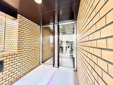 外と内をつなぐエントランスは、まさに顔となる場所。シンプルながらも上質な空間を作り出します。