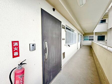 毎日出入りに使う玄関は外出する時は爽やかに、帰宅するときはホッとする落ち着いた空間へ。
