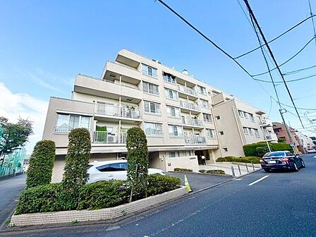 街並みに自然と馴染む色を基調とした外観は、温かみのある色合いが全体を包み、やさしい雰囲気を感じます。