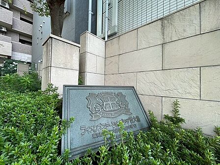 時代を超えて住まう方を見守り続けてきたエンブレム。これから先も変わらずに温かく迎えてくれます。