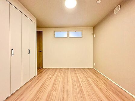 過ぎ行く時間をゆったりと感じられる落ち着いたお部屋。静かな環境でリラックスタイムをスタート。