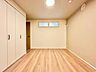 寝室：過ぎ行く時間をゆったりと感じられる落ち着いたお部屋。静かな環境でリラックスタイムをスタート。