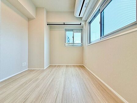 住まう方自身でカスタマイズして頂けるように「シンプル」にデザインされた室内。