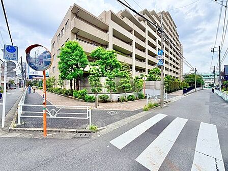 堂々たる趣ながら、主張し過ぎずどこか余裕を感じさせるシャープなフォルムで佇む邸宅。