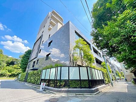 この街の豊かさを存分に愉しむ贅沢な暮らし。(空の加工を生成AIで行っています)