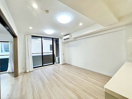 窓越しに射し込む自然光が風合い豊かな室内を照らし出し、落ち着きのある上品な空間を演出します。