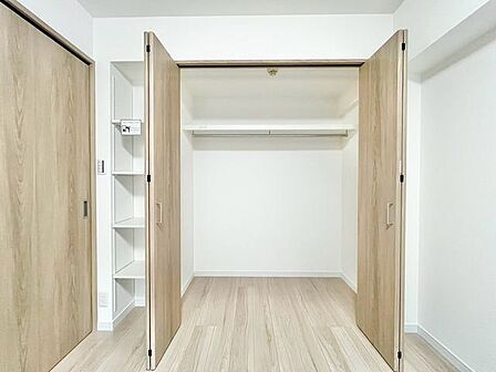 充分な収納スペースを確保。居室内に余計な家具を置く必要がないので、シンプルですっきりとした暮らし。