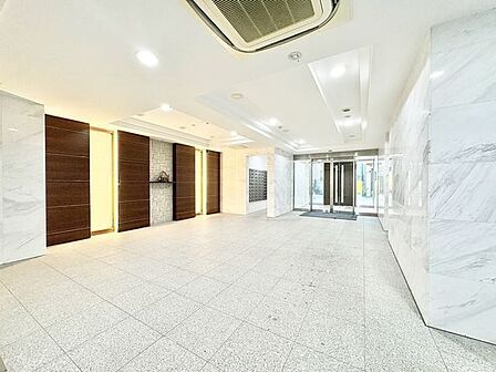 都心の洗練された暮らしになじむスタイリッシュなエントランスホール。