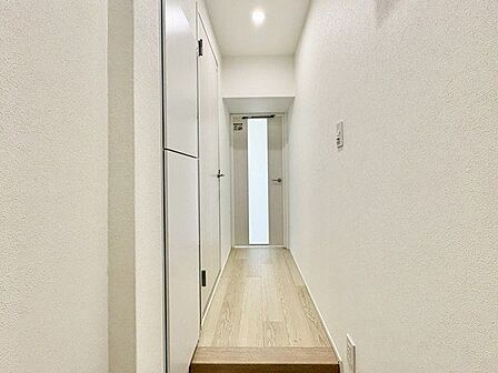 玄関ドアを開けると、リノベーションされ生まれ変わった室内がお出迎え。