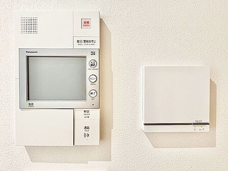 受話器を持たずに、来訪者と通話ができ、モニターで姿が確かめられるインターホンを採用しました。