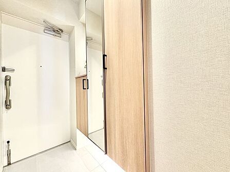 玄関はお家の顔としてすっきりとした素敵な空間に。印象のよい玄関は爽やかな住まいへの入り口です。