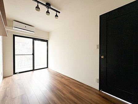 大きな窓からたっぷりと陽光が注がれる明るい空間。時を忘れて過ごせるお部屋。