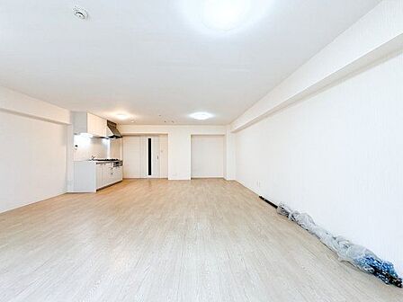 開放感と明るさをもたらす魅力のリビング。キッチンスペースまで明るくなります。自然とくつろぎの場所に。