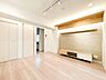 リビング/ダイニング：洗練された内装の住空間。伸びやかな空間のなかで、ゆったりとしたひとときを過ごせます。