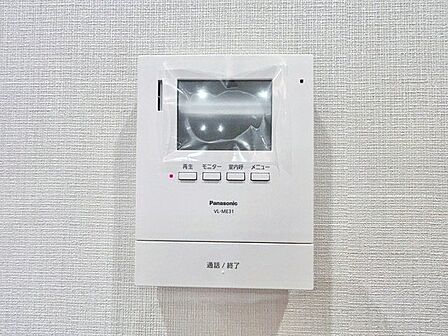 「見える安心」をカタチに。来訪者の確認ができるモニター付インターホン完備。