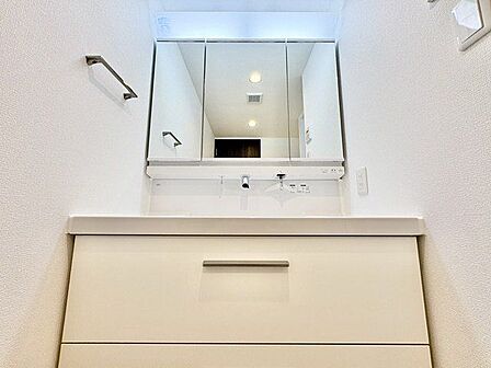 清潔感のある色合いのプライベート空間は、身だしなみチェックや肌のお手入れに最適です。