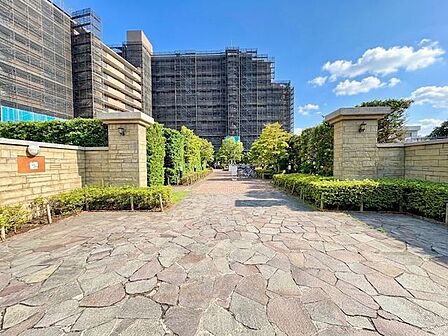 おしゃれな雰囲気や自然の潤い、親しみやすさといった個性を、街に新たな価値をもたらし続けてくれます。(空の加工を生成AIで行っています)