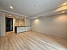 室内：光と風があふれる開放的なリビングダイニング。明るく穏やかな空気のなかで飲んだり、食べたり、笑ったり。