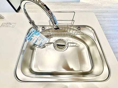 水栓に触れなくてもセンサーに手をかざすだけで吐水・止水ができるタッチレス水栓。