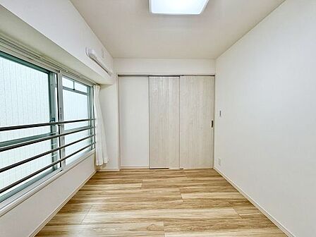 一日の疲れをいやしてくれる主寝室。時を忘れて過ごす場所として過ごせるお部屋。
