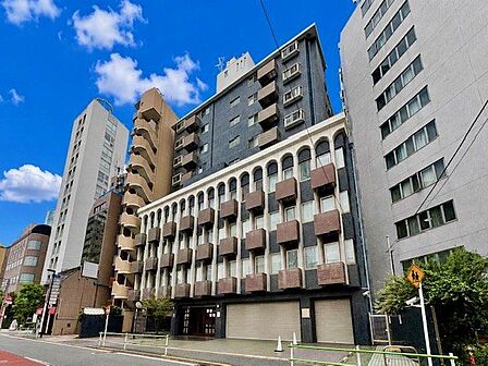 時代の移ろいを重ね、趣きのある風情が浮かび上がる佇まいのマンションです。(空の加工を生成AIで行っています)