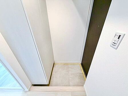 お出掛けの際も帰宅の際も気持ちが良いすっきりとした印象の玄関。