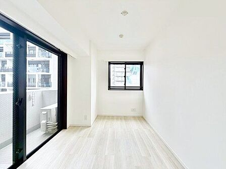 光を取り込みやすい2面採光のお部屋。ぬくもりを感じることができる明るい居室。