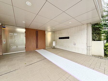 外と内をつなぐエントランスは、まさに顔となる場所。シンプルながらも上質な空間を作り出します。