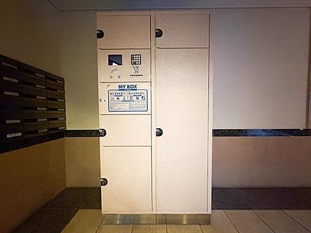 宅配ボックス有。お仕事やお出かけで荷物が受け取れない時も大変便利です。