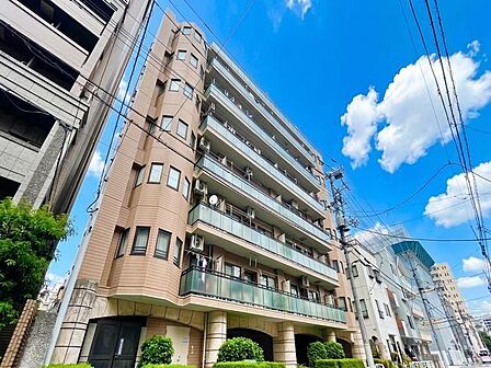休日にショッピングを愉しんだり、美味しいものを食べたり、そんな彩りある暮らしが享受できる立地。(空の加工を生成AIで行っています。)