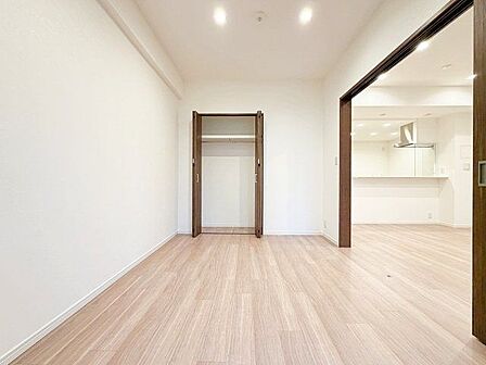 一日の疲れをいやしてくれる主寝室。時を忘れて過ごす場所として過ごせるお部屋。