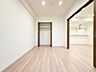 寝室：一日の疲れをいやしてくれる主寝室。時を忘れて過ごす場所として過ごせるお部屋。