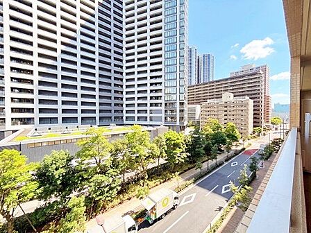 さまざまな表情の景色を眺めながら、くつろぎのひと時をお過ごし頂けます。(空の加工を生成AIで行っています)