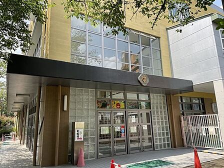 杉並区立泉南中学校 160m