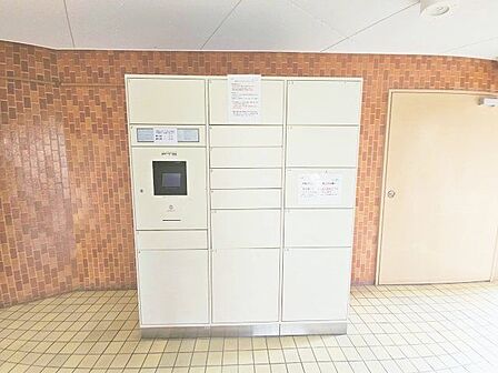 お仕事やお出かけで荷物が受け取れない時も大変便利な宅配ボックス完備。