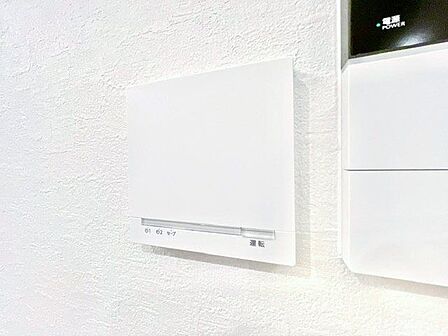 床面をほぼ均一に暖め、ホコリを巻き上げず乾燥しにくい床暖房をリビングに装備。