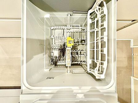 食器を洗っている間にお掃除など、様々なシーンで家事の時短に役立つビルトイン食洗機。