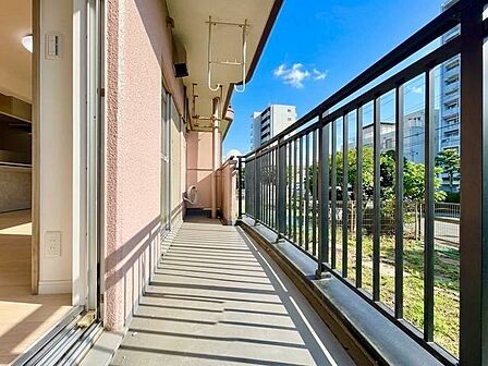 バルコニーに出た時には、頬をなでる優しい風を感じることが出来ます。（空の加工を生成AIで行っています）