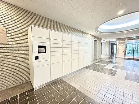 宅配ボックス有。お仕事やお出かけで荷物が受け取れない時も大変便利です。