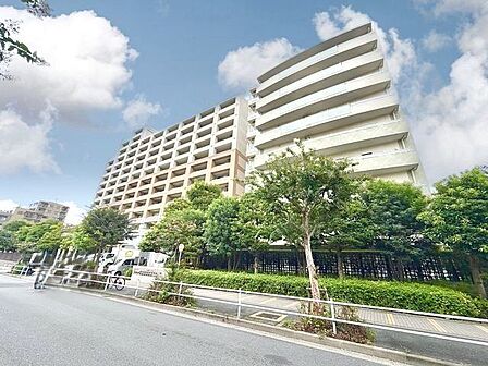 穏やかで快適な日々を叶えるための舞台が広がっています。（空の加工を生成AIで行っています）