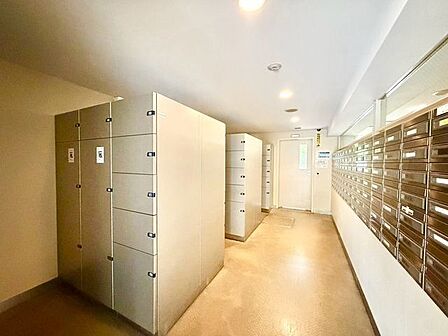 荷物をスムーズに受け取ることができる宅配ボックス完備。