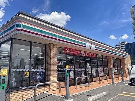 セブンイレブン江東新砂3丁目店 240m