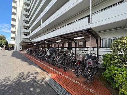 敷地内駐輪場。(空の加工を生成AIで行っています)