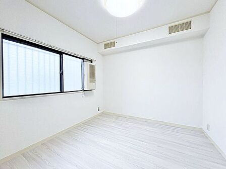 自然光が差し込む落ち着いた印象のお部屋。